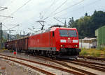   Die 185 156-7 (91 80 6185 156-7 D-DB) fährt am 13.08.2020 mit einem offenen Güterwagenzug (Wagen der Gattung Eaos) durch Betzdorf (Sieg) in Richtung Köln.