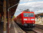   Die DB Cargo 185 037-8 (91 80 6185 037-8 D-DB) fährt am 15.09.2018 mit einem Güterzug (mit Stahlröhren) durch den Bahnhof Bonn-Beuel in Richtung Süden.