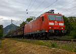 Die auch für die Schweiz zugelassene 185 116-1 (80 6185 116-1 D-DB) der DB Cargo AG fährt am 03.08.2020 mit einem gedeckten Güterzug durch Bad Honnef in Richtung Süden.
