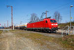 Die auch für Frankreich zugelassene 185 035-3 (91 80 6185 035-3 D-DB) der DB Cargo AG fährt am 28.04.2021, mit einem sehr langen und schweren gemischten Güterzug, durch Rudersdorf (Kr.