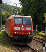 Die 185 200-3 (91 80 6185 200-3 D-DB) der DB Cargo AG fährt am 21.08.2021 mit einem gemischten Güterzug, durch Kirchen/Sieg in Richtung Siegen.
