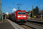 Die 185 014-8 (91 80 6185 014-8 D-DB) der DB Cargo AG fährt am 08.10.2021 mit einem gemischtem Güterzug durch den Bahnhof Bonn-Beuel in Richtung Koblenz.