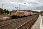 Die TX Logistik 185 538-6 (93 81 0185 538-6 A-TXLA, ex 91 80 6185 538-6 D-TXL) fährt am 26.10.2021 mit einem langen KLV-Zug durch den Bahnhof Amstetten (Württ) in Richtung Stuttgart.