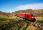 Die 185 064-3 (91 80 6185 064-3 D-DB) der DB Cargo AG fährt am 02.03.2022 mit einem extrem langen gemischten Güterzug durch Rudersdorf (Kr.