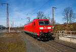 Die 185 161-7 (91 80 6185 161-7 D-DB) der DB Cargo rauscht (Hg ist hier 90 km/h), als Lz (Lokzug) bzw.