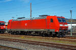 Die allererste der Baureihe 185 (TRAXX F140 AC1)....
Die 185 001-5 (91 80 6185 001-5 D-DB) der DB Cargo AG ist 17.04.2022 in Kreuztal abgestellt.

Die TRAXX F140 AC wurde 2000 von DaimlerChrysler Rail Systems (Adtranz) in Kassel unter der Fabriknummer 33398 gebaut. Die Abnahme durch die DB Cargo erfolgte erst Anfang Dezember 2002.

Auf Grund der wachsenden internationalen Aktivitäten von DB Cargo wurde für neue elektrische Güterzuglokomotiven Zweisystemfähigkeit für den Einsatz mit 25 Kilovolt bei 50 Hertz gefordert, um mit den Lokomotiven auch Frankreich, Luxemburg und Dänemark anfahren zu können. Die bestehende Option auf weitere Lokomotiven der Baureihe 145 wurde daher entsprechend abgewandelt wahrgenommen.

Im Januar 2000 konnte der Hersteller Adtranz (ab 2001 Bombardier) mit der 185 001 das erste Exemplar einer Mehrsystemvariante der Baureihe 145 präsentieren. Technisch sind die 185er eine Weiterentwicklung der BR145, auch flossen Erkenntnisse aus der Entwicklung der Baureihe 146 in die Lokomotiven mit ein. Insgesamt wurden 405 Lokomotiven der Baureihe 185 (200 F140 AC1 sowie 205 F140 AC2) beschafft, wodurch diese die derzeit am häufigsten im deutschen Eisenbahnnetz anzutreffende Elektrolokomotive ist. Mit ihr wurden vor allem die alten Lokomotiven der Baureihe 140 ersetzt. Der Stückpreis einer Lokomotive der Baureihe 185 betrug im Jahr 2000 circa 4,85 Millionen DM (rund 2,5 Millionen Euro).

TECHNISCHE DATEN: 
Spurweite: 1.435 mm
Achsformel:  Bo’Bo’
Länge über Puffer:  18.900 mm
Höchstgeschwindigkeit: 140 km/h (Eigen / Geschleppt)
größte Anfahrzugkraft: 300 kN
Dauerzugkraft: 265 kN (bis 57 km/h)
Nennleistung (Dauerleistung): 5.600 kW
Wirkungsgrad: 82,5% bei 2,1 MW und 93 km/h
Gesamtgewicht:	82 t
Mittlere Radsatzlast: 	20,5 t
Fahrzeugbegrenzung: 	UIC 505-1 / EBO G1
Länge über Puffer: 18.900 mm
Größte Breite: 2.978 mm
Gesamtradsatzstand: 13.000 mm
Achsabstand im Drehgestell: 2.600 mm
Laufkreisdurchmesser: 1.250 mm (neu) / 1.170 mm (abgenuzt)
Kleinster befahrbarer Gleisbogen: R =100 m
Geeignet für Ablaufberg:	ja
Bremse Kurzbezeichnung: KE-GPR-EmZ / D [ep]
Bremskraftübertragung :Scheiben
Feststellbremse: Federspeicher
Dynamische Bremse:	Netzbremse, 
Druckluftanlage Fördermenge und Druck: 144 m³/h; 10 bar
Antriebsart : Tatzlager
Übersetzung:  22 : 115
Zug- u. Stoßeinrichtung: Schraubkupplung
Zulässige Zugkraft / Druckkraft 	600 kN / 2 x 650 kN
Oberleitungsspannung: 15 kV; 16,7 Hz und 25 kV; 50 Hz
Anzahl und Typ der Stromabnehmer: 2 x DSA 200, 2 x SBB
Fahrmotoren: Anzahl und Typ: 4 x BAZu 8871/4
Spannung: 1.870 V
Höchstdrehzahl: 3.320 U/min
Gewicht eines Motors 	2.050 kg
Kühlung: fremd
Antrieb: Drehstrom-Asynchron

