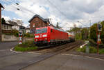 Die 185 159-1 (91 80 6185 159-1 D-DB) der DB Cargo AG fährt am 27.04.2022 mit einem gemischten Güterzug durch Kirchen (Sieg) in Richtung Köln.