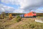 185 165-8 mit VTG Schiebeplanwagen Shlmmns für Ciltransporte auf der Schwäbischen Alb bei Urspring am 13.10.2009.