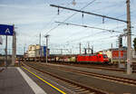 Die 185 185-6 (91 80 6185 185-6 D-DB) der DB Cargo fährt am 12.09.2022 mit einem gemischten Güterzug durch den Hbf Salzburg in Richtung Deutschland.
