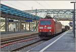 Die DB 185 095-7 ist mit ihrem  Novellis  Güterzug von Sierre nach Göttingen unterwegs und fährt durch den Bahnhof von Renens VD.