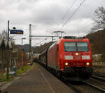 Die 185 052-8 (91 80 6185 052-8 D-DB) der DB Cargo AG fährt am 18.02.2023 mit einem gemischten Güterzug durch Scheuerfeld (Sieg) in Richtung Köln.