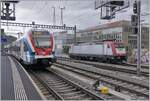 Während der SBB LEX RABe 522 219 Lancy-Pont Rouge in Richtung Genève verlässt steht im Güterbahnhof Genève La Praille die 185 591-5 abgestellt.
