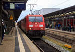 Die 185 361-3 (91 80 6185 361-3 D-DB) der DB Cargo AG fährt am 27.04.2023  mit einem gemischten Güterzug durch den Bahnhof Bamberg.