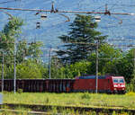 Die 185 122-9 (91 80 61585 122-9 D-DB) DB Cargo AG fährt am 26. Mai 2023, mit einem Tonerde-Zug (Hochbordwagen mit Rolldach der Gattung Tamns 895) aus dem Westerwald, über die Güterzugumfahrung durch Domodossola in Richtung Domo II. Von Domodossola II geht es meist nach Dinazzano, wo dann der Umschlag für die Region Sassuolo als Schwerpunkt der keramischen Industrie Norditaliens erfolgt.