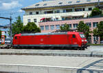 Die Schweiz taugliche und mit ETCS ausgestattete 185 122-9 (91 80 6185 122-9 D-DB) ist am 28.05.2023 beim Bahnhof Spiez (CH) abgestellt.