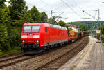 Die 185 158-3 (91 80 6185 158-3 D-DB) der DB Cargo Deutschland AG fährt am 20 Juni 2024 mit einem Röhrenzug durch  den Bahnhof Kirchen (Sieg) in Richtung Köln.