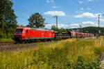 Die 185 062-7 (91 80 6185 062-7 D-DB) der DB Cargo fährt am 11 Juli 2024 mit einem sehr langen gemischten Güterzug durch Rudersdorf (Kreis Siegen) in Richtung Siegen bzw.