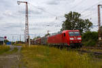 Die 185 180-7 (91 80 6185 180-7) der DB Cargo fährt am 19 Juli 2024 mit einem gemischten Güterzug durch Rudersdorf (Kreis Siegen) in Richtung Süden.
