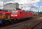 Die 185 029-6 der damaligen DB Schenker Rail (heute DB Cargo AG) fährt am 14 Juni 2013 mit einem ThyssenKrupp Langschienen Zug durch den Hauptbahnhof Koblenz in Richtung Mainz.