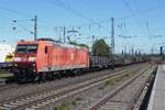 Eher ausgeblasster DB Cargo 185 012 -mit LED Leuchter-  durchfahrt mit ein Stahlzug Neuwied gen Norden am 30 April 2026.