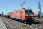 DB Cargo 185 194 zieht ein Mischguterzug durch Neuwied gen S�den am 30 April 2026.
