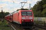 Von Bahnsteig 4/5 wird mit etwas Zooming am 23 September 2026 in Viersen der PKW Ganzzug nach Aachen mit DB Cargo 185 051 fotografiert.