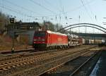 185 238-3 der DB Schencker Rail mit gemischtem Gterzug fhrt am 11.02.2012 durch Kreuztal Richtung Hagen. Hinten das Reiterstellwerk Fahrdienstleiter (Kf).