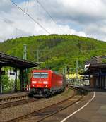 Die 185 370-7 (eine Bombardier TRAXX F140 AC 2) der DB Schenker Rail zieht am 28.03.2013 einen gemischten Gterzug durch den Bahnhof Betzdorf (Sieg) in Richtung Kln.