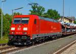 185 221-9 der DB Schenker Rail (eine Bombardier TRAXX F140 AC2) zieht am 07.07.2013 einen sehr langen Autozug (mit Neuwagen der Marke mit den vier Ringen) durch den Bahnhof Ehringshausen (Kr.