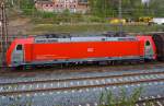 br-1852-traxx-f140-ac2/336023/seitenansichtdie-185-403-3-der-db-schenker Seitenansicht.....
Die 185 403-3 der DB Schenker Rail Scandinavia A/S - Dännemark (Ein Joint-Venture von DB Schenker Rail Deutschland AG und Green Cargo AB) ist am 19.04.2014 mit einem Güterzug in Kreuztal abgestellt. 

Die TRAXX F140 AC2 wurde 2009 bei Bombardier in Kassel unter der Fabriknummer 34664 gebaut, sie hat die Zulassungen für D/DK/S. Sie trägt die NVR-Nummer 91 80 6185 403-3 D-DB und hat die EBA-Nummer EBA 07G10KB 030.