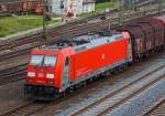   Die 185 403-3 der DB Schenker Rail Scandinavia A/S - Dännemark (Ein Joint-Venture von DB Schenker Rail Deutschland AG und Green Cargo AB) ist am 19.04.2014 mit einem Güterzug in Kreuztal