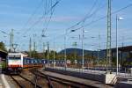  Die zurzeit an die ERS Railways vermietete 185 635-0 der Macquarie European Rail (ex CBRail) fährt am 13.08.2014 mit einem Taschenwagenzug durch Marburg (Lahn) in Richtung Gießen.