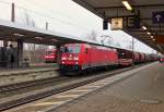 . Die 185 358-9 donnert mit einem gemischten Gterzug am 03.01.2015 durch den Hauptbahnhof von Braunschweig. (Jeanny)