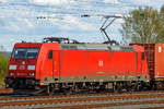 br-1852-traxx-f140-ac2/643428/die-185-256-5-91-80-6185 
Die 185 256-5 (91 80 6185 256-5 D-DB) der DB Cargo mit einem Containerzug hat am 14.04.2018 Friedberg (Hessen) Hp 0.