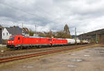 
Die beiden TRAXX F140 AC2 der DB Cargo, die 185 379-5 (91 80 6185 379-5 D-DB) und die 185 372-0 (91 80 6185 372-0 D-DB) fahren am 09.03.2019 mit einem gemischtem Güterzug durch Mudersbach/Sieg in Richtung Köln.