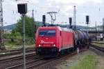 RheinCargo, ex-DB Cargo, 185 349 schleppt ein Kesselwagenzug durch Aschaffenburg am 3 Juni 2019.