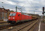 Die 185 360-5 (91 80 6185 360-5 D-DB)  der DB Cargo Deutschland AG fährt am 17.04.2021, mit einem gemischten Güterzug, durch den Bahnhof Betzdorf/Sieg in Richtung Siegen.