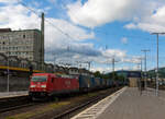 Die 185 300-1 (91 80 6185 300-1 D-DB) der DB Cargo AG fährt am 14.06.2013 mit einem LKW Walter KLV-Zug durch den Hbf Koblenz in nördlicher Richtung.