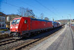 Die 185 299-5 (91 80 6185 299-5 D-DB) der DB Cargo AG fährt am 18.03.2022 mit einem gemischten Güterzug durch den Bf Kirchen (Sieg) in Richtung Köln.