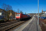 Die 185 299-5 (91 80 6185 299-5 D-DB) der DB Cargo AG fährt am 18.03.2022 mit einem gemischten Güterzug durch den Bf Kirchen (Sieg) in Richtung Köln.