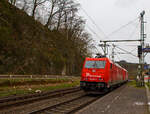 Die beiden TRAXX F140 AC2 der RheinCargo GmbH & Co. KG, die RHC 2056 bzw. 185 588-1 (91 80 6185 588-1 D-RHC, ex HGK 2056) und die RCH 2055 bzw. 185 587-3 (91 80 6185 587-3 D-RHC, ex HGK 2055) rauschen am 08.04.2022, als Lz (Lokzug) bzw. auf Tfzf (Triebfahrzeugfahrt), durch den Bf Scheuerfeld (Sieg) in Richtung Heimat Köln.

Beide TRAXX F140 AC2 wurde 2008 von Bombardier in Kassel gebaut, vorne die 185 588-1 unter der Fabriknummer 34207, die hintere 185 587-3 unter der Fabriknummer 34204. Die Lok haben die Zulassungen hat die Lok für Deutschland, Österreich und die Schweiz, daher haben sie auch vier Stromabnehmer. Eigentlicher Eigentümer ist die AKIEM SAS, die zum 23.04.2020 das Leasinggeschäft für Schienenfahrzeuge von der Macquarie European Rail Limited (Luxembourg), ehemals CBRail übernommen hat.
