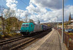 Die 185 609-5 (91 80 6185 609-5 D-ATLU) der Alpha Trains Luxembourg fährt am 07.04.2022 mit einem langen KLV-Zug durch den Bahnhof Kirchen (Sieg) in Richtung Köln.