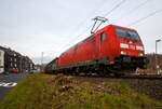 Die 185 247-4 (91 80 6185 247-4 D-DB) der DB Cargo AG fährt am 22.02.2023, mit einemgemischten Güterzug durch Kirchen (Sieg) in Richtung Köln.