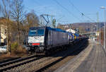 Die an die Viking-Rail ApS (mit Sitz im dänischen Padborg) vermietete 185 407-4 (91 80 6185 407-4 D-BRLL) der BRLL - Beacon Rail Leasing GmbH (Grünwald) fährt am 18 Februar 2025 mit einem Tank-Containerzug durch Kirchen (Sieg) in Richtung Köln.

Die TRAXX F140 AC2 wurde 2011 von der Bombardier Transportation in Kassel unter der Fabriknummer 34961 gebaut und an die MRCE - Mitsui Rai Capital Europe B.V. (91 80 6185 407-4 D-DISPO geliefert. Sie hat die Zulassungen für Schweden, Deutschland und Dänemark. Noch vor der Übernahme der MRCE, wurde die Lok im Dezember 2022 an die Beacon Rail Leasing verkauft.
