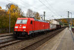 Die 185 352-2 (91 80 6185 352-2 D-DB) der DB Cargo AG fährt am 16 Oktober 2025, mit einem gemischten Güterzug durch den Bahnhof Kirchen/Sieg in Richtung Köln. Da es eine Weichenstörung gab, hatte sie hier kurz Hp 0.

Die TRAXX F140 AC2 wurde 2008 bei Bombardier in Kassel unter der Fabriknummer 34256 gebaut. Sie hat die Zulassungen für Deutschland und Österreich.
