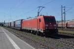 Am 30 April 2026 zieht DB Cargo 185 216 ein LKW Sattelzug durch Neuwiedgen S�den.