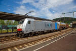 Die an die LINEAS Group NV/SA vermietete 186 446-1 (91 80 6186 446-1 D-Rpool) fährt am 09.06.2022 mit einem gemischten Güterzug durch den Bahnhof Betzdorf (Sieg) in Richtung Köln.