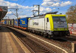 Die 186 152-5 (91 80 6186 152-5 D-CCW) der CCW - Captrain Deutschland CargoWest GmbH (Gütersloh) fährt am 30.04.2023 mit einem KLV-Zug durch den Bahnhof Köln-Ehrenfeld in Richtung