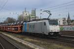 Am grauen 15 Februar 2024 zieht Lineas 186 455 ein Ford-PKW Zug durch Köln West.