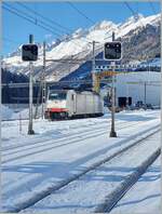 Die Railpool 186 497 wartet in Airolo bis ihr Zug mit Aushubmaterial beladen ist, um in dann nach Flelen zu bringen.